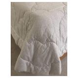 MB - Lovely King Size Quilted Bedding Set with 4 Pillows & Bolster