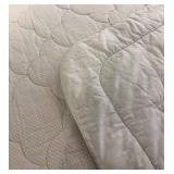 MB - Lovely King Size Quilted Bedding Set with 4 Pillows & Bolster