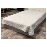 Nicole Miller Queen Bedspread