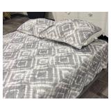 Gray & White Queen Comforter with 2 Pillow Shams