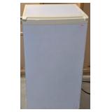LL-ST - Sanyo SR-367W Mini Refrigerator 120V 0.9A 17.75 x 18.5 x 33.75 in