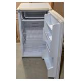 LL-ST - Sanyo SR-367W Mini Refrigerator 120V 0.9A 17.75 x 18.5 x 33.75 in