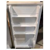 LL-ST - Sanyo SR-367W Mini Refrigerator 120V 0.9A 17.75 x 18.5 x 33.75 in
