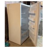 Insignia NS-UZ17WH0 Refrigerator, White - 115V, 320W Defrost