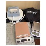 Photography Accessory Lot: Digital Scales, Jaygot Display Turntable, Neewer Reflector Set