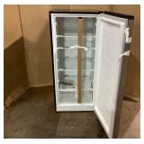 Vissani 7.1 cu. ft. Manual Defrost Convertible Upright Freezer in Stainless Steel Look, Garage Ready Model # MDUFC7SS4 (Missing 1 Leg, Minor Transit Damage)