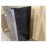 Vissani 7.1 cu. ft. Manual Defrost Convertible Upright Freezer in Stainless Steel Look, Garage Ready Model # MDUFC7SS4 (Missing 1 Leg, Minor Transit Damage)