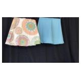 2 round table cloths