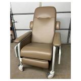 MSRP $2500 Graham‑Field Lumex Deluxe Clinical Care Recliner Dialysis Infusion Oncology & Recovery Room Mobile Chair – Comfortable, heavy‑duty w/drop arms, integrated footrest, flush side tab