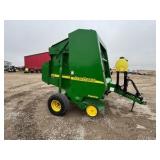 John Deere 567 Baler
