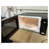 Whirlpool 2.2 cu. ft. Sensor Cooking Microwave Model: WMCS7024RZ00 (Minor Transit Damage)