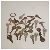 Large lot of older and newer keys, vintage key ring