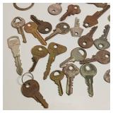 Large lot of older and newer keys, vintage key ring