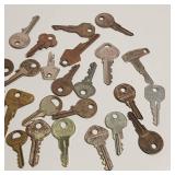 Large lot of older and newer keys, vintage key ring