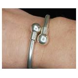 32.91g .925 Mexico - Stamped (JD-02) Sterling Silver Hinged cuff bracelet with large overlapping "knob" detail.