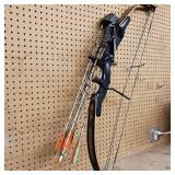 "Force II Magnum" - compound bow - by Pro Line. Quiver and Five arrows included