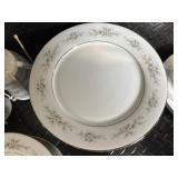 Noritake Melissa 3080 Contemporary Fine China - Floral Daisy Border Dinnerware Set