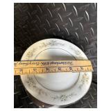 Noritake Melissa 3080 Contemporary Fine China - Floral Daisy Border Dinnerware Set