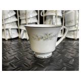 Noritake Melissa 3080 Contemporary Fine China - Floral Daisy Border Dinnerware Set