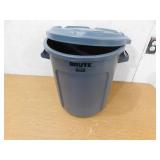 Rubbermaid Commercial Products BRUTE 10 Gal. Grey Round Vented Plastic Outdoor Trash Can with Lid for Offices/Warehouses/Commercial Environments