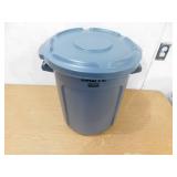 Rubbermaid Commercial Products BRUTE 10 Gal. Grey Round Vented Plastic Outdoor Trash Can with Lid for Offices/Warehouses/Commercial Environments