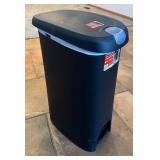 LL - Hefty 12-Gallon Step-On Trash Can