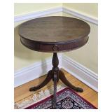 Antique Federal Style Round Pedestal Accent Table