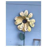 Metal Lawn Ornaments - Shovel & Sunflower