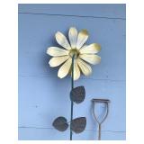 Metal Lawn Ornaments - Shovel & Sunflower