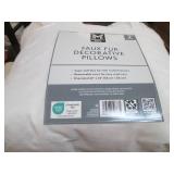 2 Decorative pillows, faux fur in a...