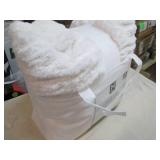 2 Decorative pillows, faux fur in a...