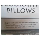2 Decorative pillows, faux fur in a...