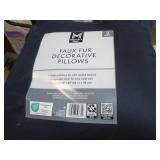 2 Decorative pillows, faux fur in a...