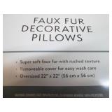 2 Decorative pillows, faux fur in a...