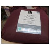 2 Decorative pillows, faux fur in a...