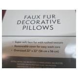 2 Decorative pillows, faux fur in a...