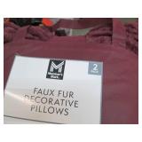2 Decorative pillows, faux fur in a...