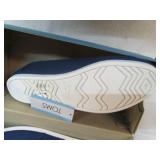 Toms size 7.5 slippers...