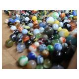 ASSORTMENT OF VINTAGE MARBLES