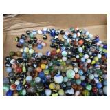 ASSORTMENT OF VINTAGE MARBLES