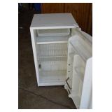 White Compact Single-Door Refrigerator - Mini Fridge for Dorm or Apartment