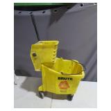 Brute Mop Bucket with Wringer