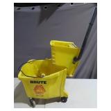 Brute Mop Bucket with Wringer