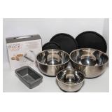 Wolfgang Puck Kitchen Lot – Mixing Bowls, Hand Mixer & Mini Loaf Pans