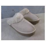 (CSB) Pair of Joyspun Slippers Size...
