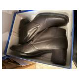 Lot of Shoes/Boots Inc White Mountain Zip & Stitch Ankle Boot - Black, Size 10