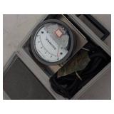 Dwyer Magnehelic Differential Pressure Gauge 0-10 Inches Water 15 PSIG w/ Case & Hose