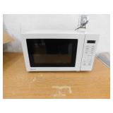 Magic Chef 0.7 cu. ft. 700-Watt Countertop Microwave in White