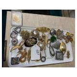 Assorted brooches, some vintage; on...
