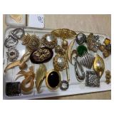 Assorted brooches, some vintage; on...